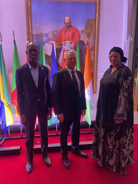 Membres de la délégation Ivoirienne à l'UNOC avec M. le consul honoraire